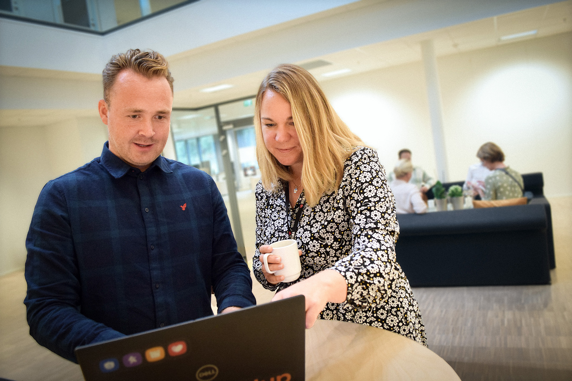 To mennesker jobber sammen på kontor