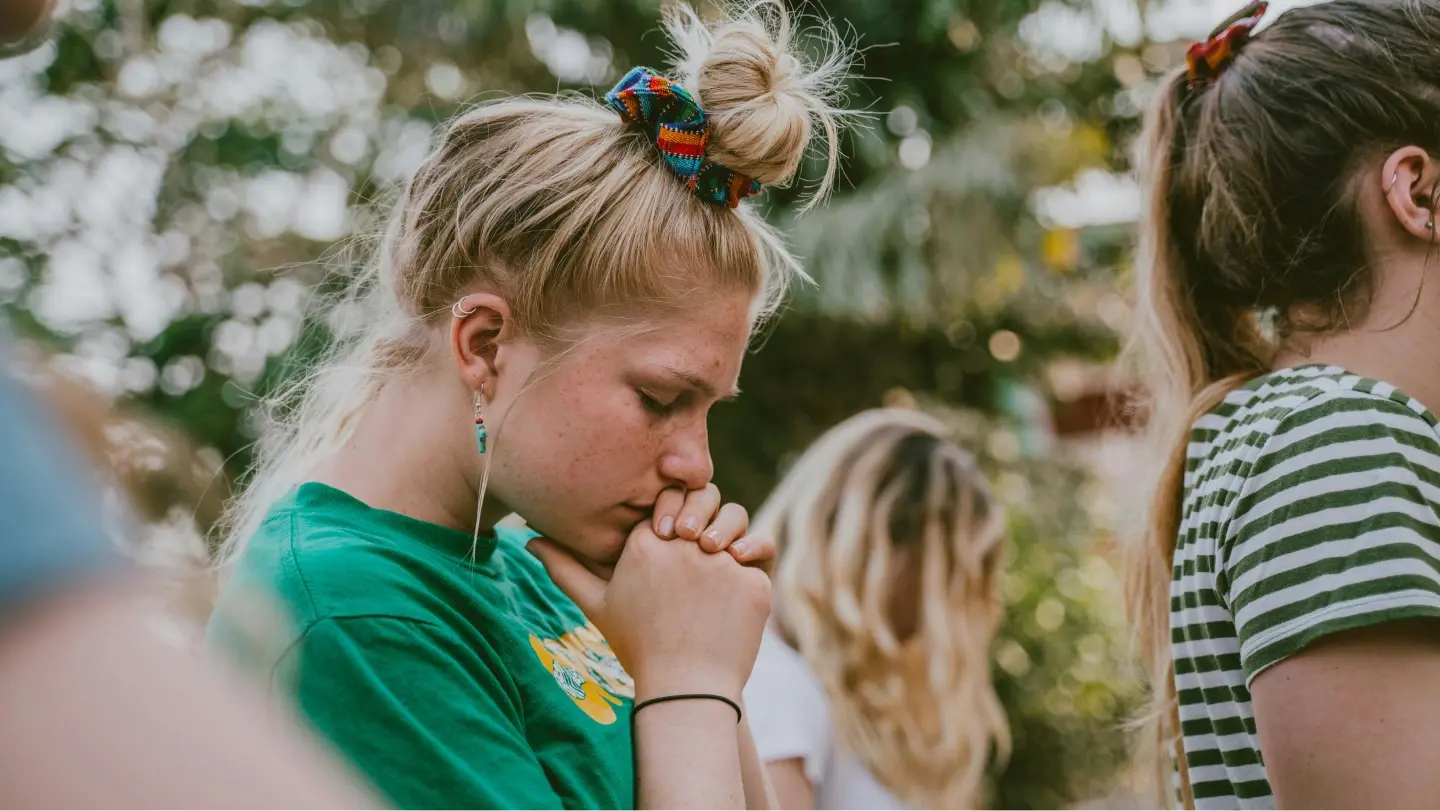 Foto: Vince Fleming/Unsplash - Kvinne i grønn t-skjorte med lukkede øyne@1x